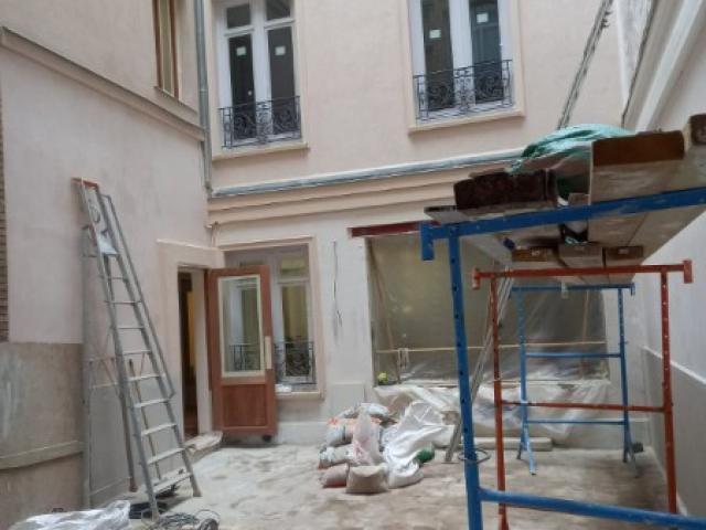 Rénovation et aménagement cour intérieur par SARL Innovdécor à Paris 